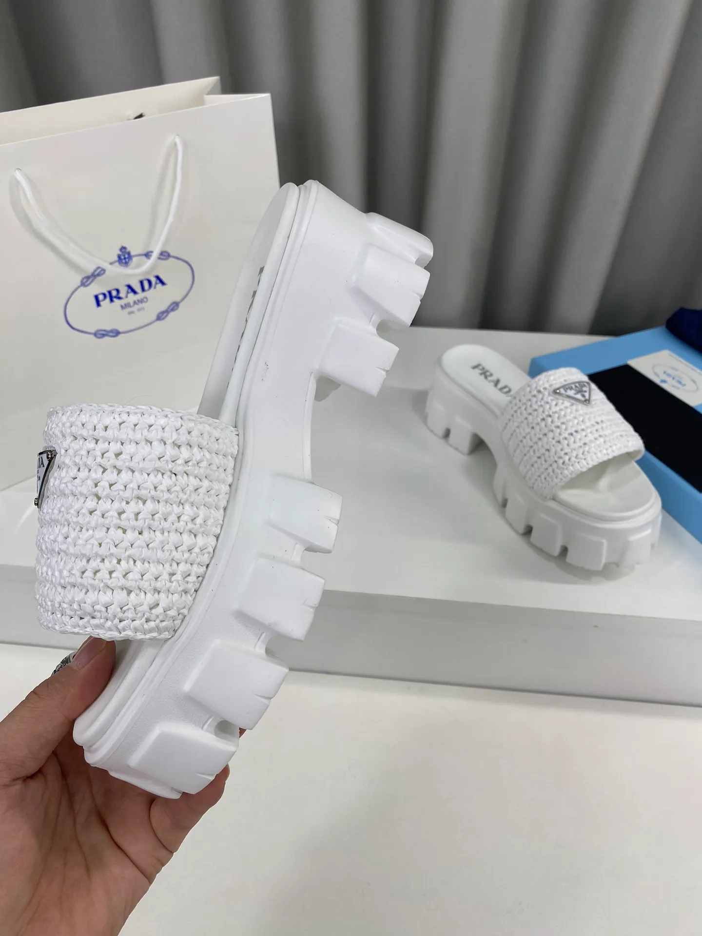 💕💕Factory direct selling price p460💕💕 Prada's latest tooth-woven thick-soled triangle buckle slippers☑️ Latest environmentally friendly PP material, fully handmade crochet, just like knitting sweaters, slow work and meticulous work, retro fashionable thick-soled shoes, with rubber uppers, making the whole pair of shoes light and comfortable. Bright colors, a variety of choices to meet the needs of fashionable people with different styles! The iconic metal triangle logo is paired with the shape of ancient beach slippers. Every design element is fashionable! Size: Women's 35-39 (34, 40, custom-made, non-returnable) Full set of counter original packaging
